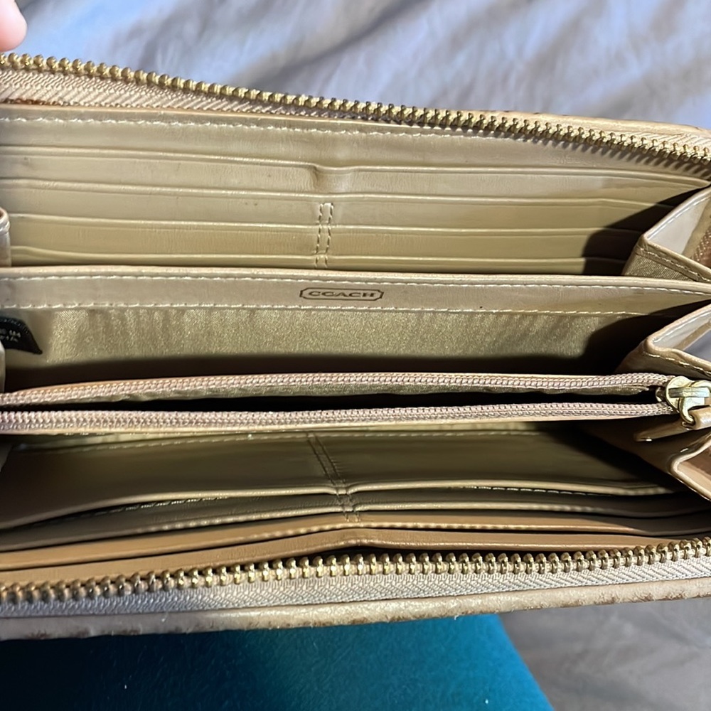 Beautiful Coach Wallet - Picture 6 of 8